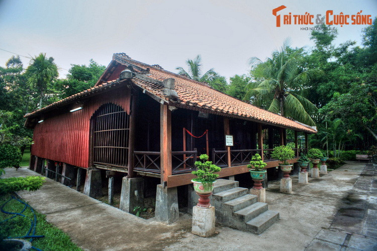 Đối diện với Khu lưu niệm là ngôi nhà do cha của Chủ tịch Tôn Đức Thắng là ông Tôn Văn Đề cất năm 1887. Ngôi nhà làm theo kiểu nhà sàn truyền thống ở nông thôn Nam Bộ, là nơi Bác Tôn cất tiếng khóc chào đời và sống suốt thời niên thiếu.