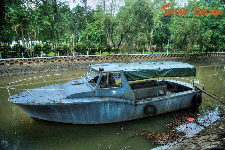 Tàu "giang cảnh" là chiếc tàu tuần tra đường sông của quân đội Mỹ, được chính quyền cách mạng trưng dụng, từng đưa Chủ tịch Tôn Đức Thắng từ bờ sông ở Long Xuyên về thăm cù lao Ông Hổ vào tháng 10/1975...