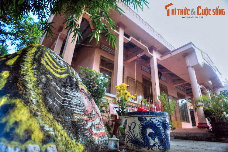 Một trong những điều độc đáo của ngôi chùa này là phía trước chính điện có một khối đá to nổi lên, và cư dân địa phương tưởng tượng ra rằng đó là một con hổ đang nằm.