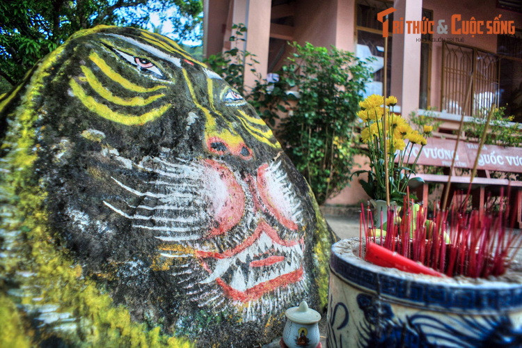 Điều này lý giải vì sao ở miền Tây Nam Bộ ngày nay có rất nhiều đình, miếu thờ hổ. Các công trình đó chính là chứng tích về một quá khứ rừng thiêng nước độc của vùng đất này...