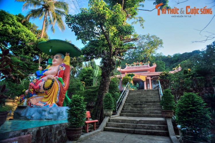 Nằm ở ấp Suối Đà, xã Dương Tơ, TP Phú Quốc, chùa Sư Muôn hay Hùng Long tự là một ngôi chùa cổ nổi tiếng của hòn Đảo Ngọc phương Nam. Chùa được xây dựng năm 1932 bởi ông Nguyễn Kim Môn (1892-1946), một cựu nhân viên ngân hàng xuất gia tu Phật.