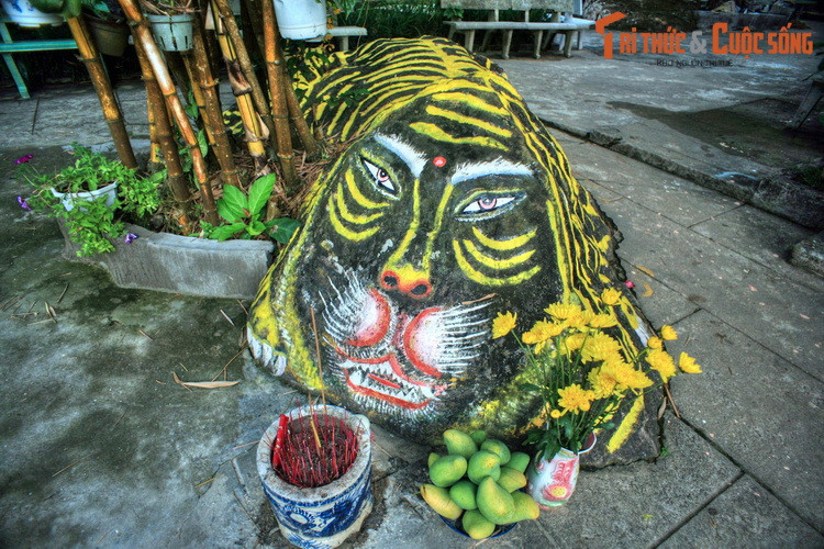 Người ta dùng sơn vẽ lên tảng đá các vằn vàng và mặt, râu hổ lên cho ra dáng một " Ông Hổ". Trước mặt hổ là một bát hương luôn nghi ngút khói.