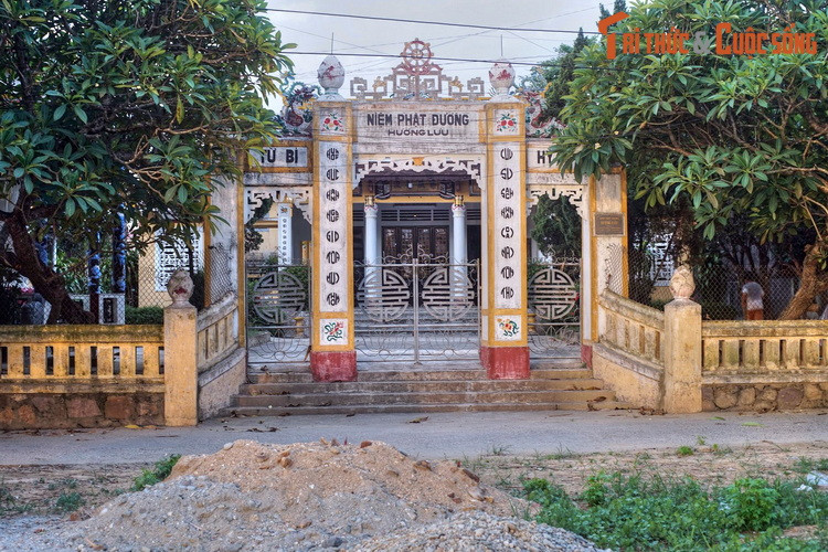 Dọc theo các lối đi ở cồn Hến, có thể bắt gặp nhiều di tích và công trình lịch sử lâu đời. Đó là các đình làng, chùa miếu, nhà thờ... đa phần được khởi lập từ thời Pháp thuộc trở về trước.