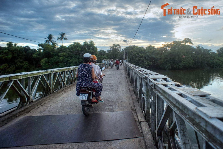 Để đến với cồn Hến, du khách sẽ đi qua cầu Phú Lưu, cây cầu duy nhất nối cồn với đất liền. Cầu này có từ trước năm 1975 và đã trải qua nhiều lần trùng tu, tôn tạo. Mặt cầu rộng chỉ 3 mét, tải trọng không cao nên chỉ dành cho người đi bộ, xe đạp và xe máy.