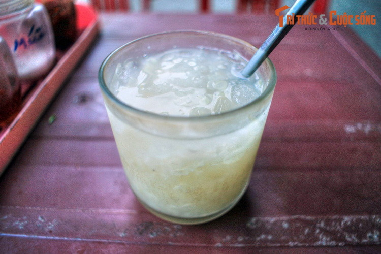 Khi đã ăn xong một bát cơm hến hay bún hến thì chớ quên tráng miệng bằng món chè bắp. Người Huế tin rằng loại bắp (ngô) được trồng trên đất cồn thơm ngon hơn bắp ở các nơi khác. Dân địa phương hay nói vui rằng nhắc đến chè bắp, cơm hến chính là nhắc đến cồn Hến...