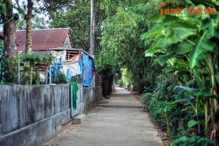 Trài ngược với không khí nhộn nhịp ở các khu dân cư kế cận bên bờ sông Hương, nhịp sống trên cồn Hến diễn ra khá chậm rãi, phảng phất nét thôn quê. Các con đường trên cồn thi thoảng mới vang lên tiếng xe cộ. Do được sông Hương bao bọc tứ bề, không khí nơi đây rất trong lành, mát mẻ.