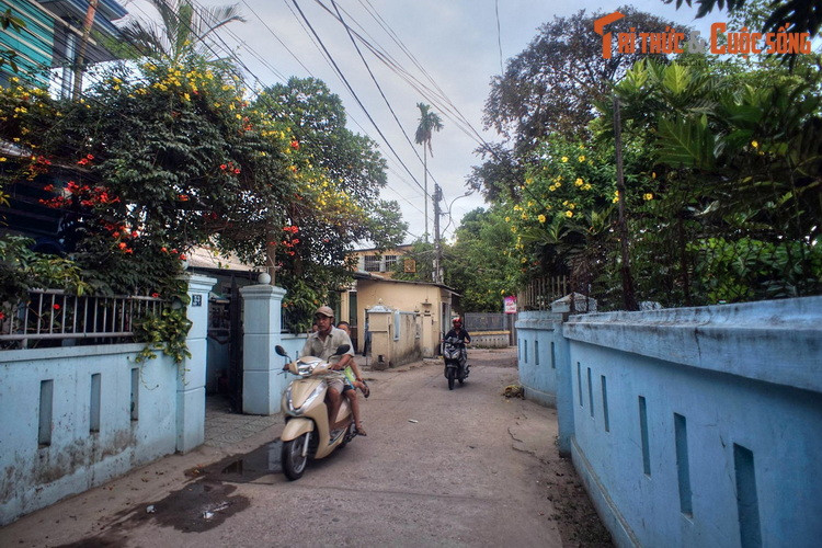 Con đường chính và cũng là con đường duy nhất được đặt tên trên cồn Hến là đường Ưng Bình. Đường mang tên hoàng thân - danh sỹ, đồng thời là một nhà thơ tiền chiến nổi tiếng: Ưng Bình Thúc Giạ Thị (1877-1961). Từ đường Ưng Bình có các kiệt (ngõ) lan tỏa ra khắp cồn.