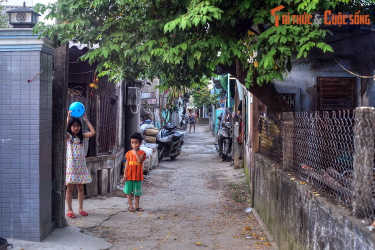 Thời chúa Nguyễn Phúc Khoát (1725-1738) có ông Huỳnh Tương dựng chòi định cư và làm nghề cào hến ở đây. Cũng từ đó tên gọi cồn Hến xuất hiện với nghề nghiệp sinh sống chính của cư dân trên cồn là cào hến và chế biến hến. Nghề này đã trải qua nhiều đời, được gìn giữ đến ngày nay.