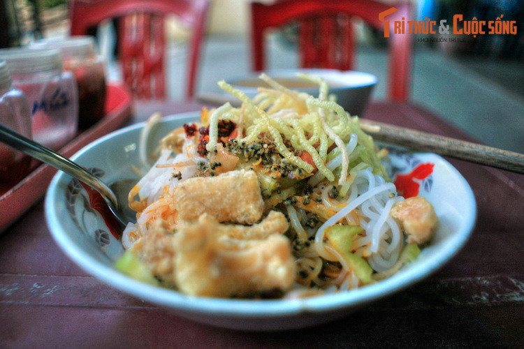 Với những người yêu ẩm thực, cồn Hến được biết đến như nơi khai sinh của các món đặc sản trứ danh làm từ hến của đất Cố đô: Cơm hến và bún hến. Vốn dành cho người nghèo, các món này có giá cực bình dân, nhưng hương vị tuyệt vời sẽ khiến du khách thưởng thức một lần sẽ nhớ mãi.