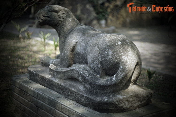 Có ý kiến cho rằng, thông qua hình tượng con hổ, các nghệ sĩ điêu khắc thời xưa cố gắng lột tả thần thái của Thái sư Trần Thủ Độ - một nhân vật lịch sử được cho là có những tính cách mạnh mẽ tương đồng với loài hổ.