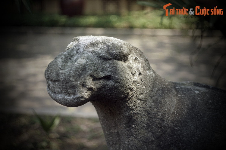 Vì những việc làm trên, Trần Thủ Độ đã bị các sử gia coi là một con người độc đoán và tàn bạo. Trong triều đình nhà Trần, dù không phải vua, ông được tất cả mọi người nể sợ như sợ hổ vậy.