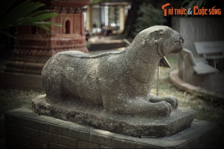 Bảo tàng Lịch sử Quốc gia Việt Nam là nơi đang lưu giữ một bức tượng hổ cổ xưa đcó giá trị lịch sử đặc biệt. Bức tượng này có niên đại từ thế kỷ 13-14, được đưa về từ lăng mộ Thái sư Trần Thủ Độ ở xã Liên Hiệp, huyện Hưng Hà, tỉnh Thái Bình.