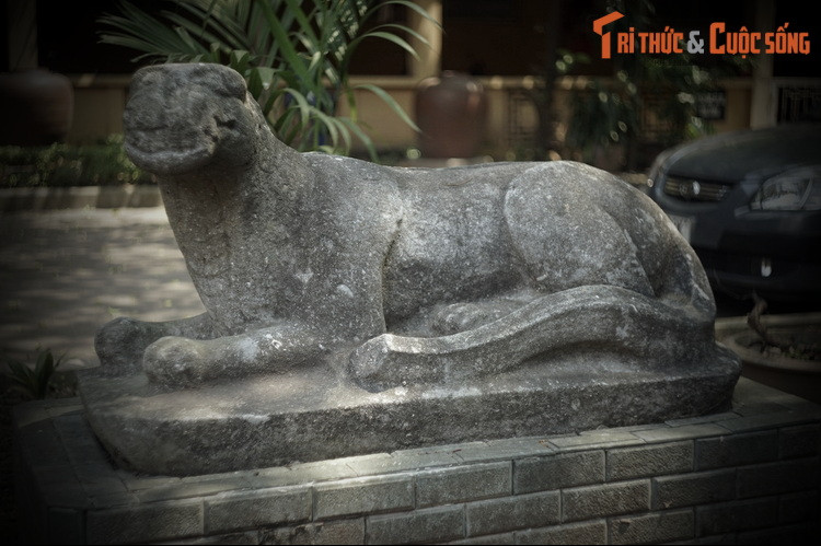 Tượng hổ ở lăng Trần Thủ Độ có kích thước gần như thật (dài 1m43) được tạo hình với dáng điệu nằm xoài trên bệ. Nhìn chung, bức được tạo khối đơn giản nhưng vẫn toát lên sự sinh động, lột tả được vẻ dũng mãnh của vị chúa sơn lâm trong tư thế rất thư thái.