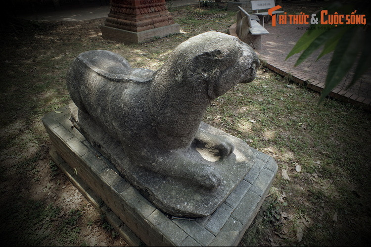 Là một con người quyền biến, Trần Thủ Độ đã sắp đặt cuộc hôn nhân giữa Lý Chiêu Hoàng và Trần Cảnh để chiếm ngôi nhà Lý cho họ Trần, chỉ bằng một câu nói với bá quan văn võ: “Bệ hạ đã có chồng rồi!”.