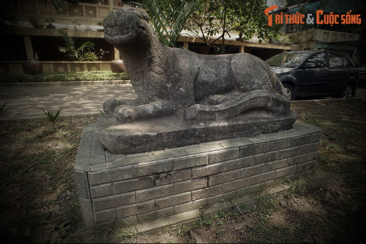 Một số sử liệu cho rằng vào năm Nhâm Thìn 1232, nhân lúc tôn thất nhà Lý về quê ngoại ở làng Hoa Lâm làm lễ cúng tổ tiên, Trần Thủ Độ đã lập mưu chôn sống hết. Dù vậy, câu chuyện này bị nhiều sử gia thời nay nghi ngờ về độ xác thực.