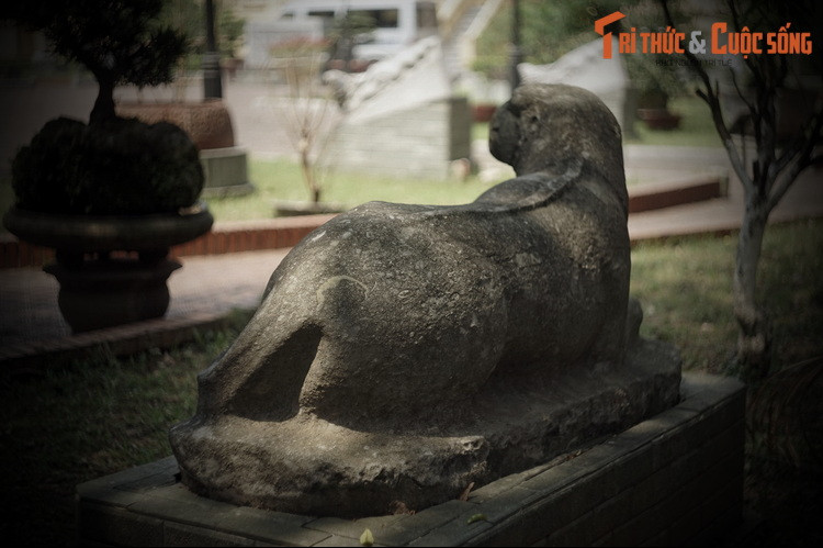 Ngược dòng thời gian, Thái sư Trần Thủ Độ (1194 – 1264) là người góp phần quan trọng trong việc dựng lên triều Trần và lãnh đạo cuộc kháng chiến chống Mông Cổ. Ông được các sử gia miêu tả như một người quyết đoán, mưu lược, đôi khi nhẫn tâm trong nỗ lực củng cố vương triều.