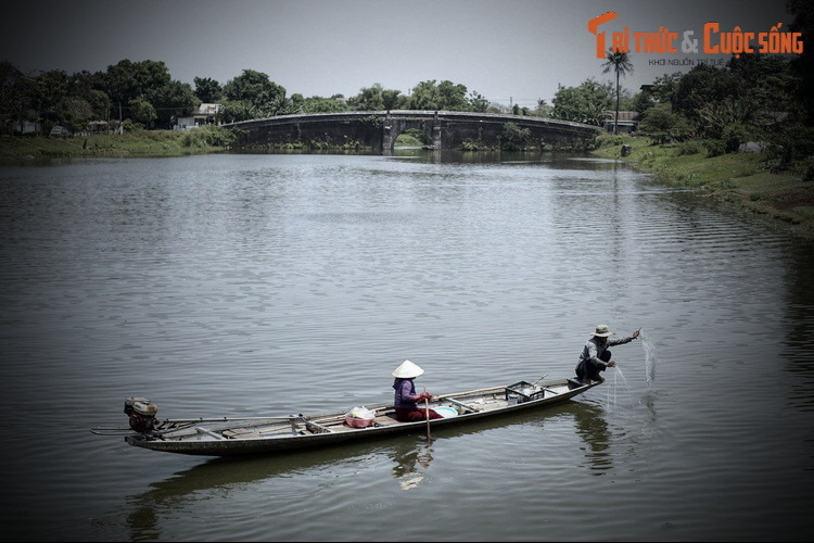 Vai trò đầu tiên có thể kể đến là giao thông vận tải bằng đường thủy. Bên bờ sông Ngự Hà từng có khu vực nhà kho của Kinh thành, với nhiều kho gạo và kho tiền. Sông Ngự Hà chính là "mạch máu" lưu thông những hàng hóa trọng yếu này trong Kinh thành.