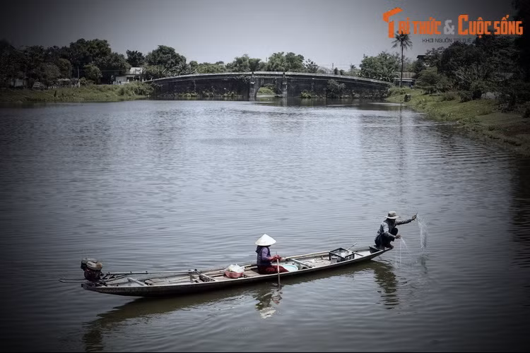 Vai trò đầu tiên có thể kể đến là giao thông vận tải bằng đường thủy. Bên bờ sông Ngự Hà từng có khu vực nhà kho của Kinh thành, với nhiều kho gạo và kho tiền. Sông Ngự Hà chính là "mạch máu" lưu thông những hàng hóa trọng yếu này trong Kinh thành.