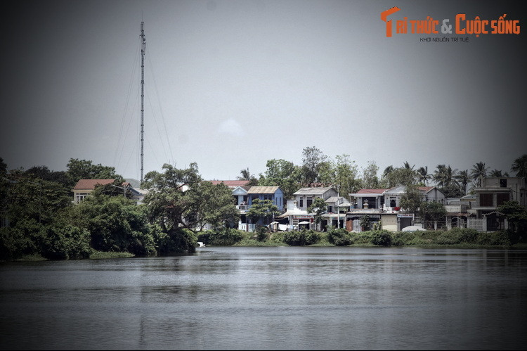 Một vai trò quan trọng khác của sông Ngự Hà là cấp thoát nước tự nhiên cho địa bàn thành nội. Cấp thoát nước là một vấn đề sống còn cho Kinh thành, khi cư dân trong thành gia tăng theo thời gian.