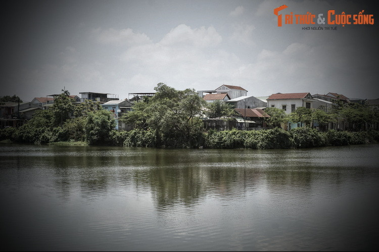 Ở khu vực thành nội xưa có hơn 40 ao hồ lớn nhỏ khác nhau nằm rải rác khắp nơi. Tất cả các hồ đều thông nhau và thông với Ngự Hà bằng một hệ thống rãnh đào lộ thiên hoặc hệ thống cống ngầm xây bằng gạch đá rất kiên cố.