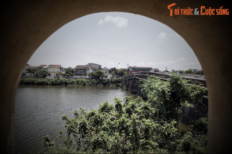 Các tư liệu cho biết triều đình cũng dùng con sông này để ghe thuyền chở các loại vật liệu như gỗ, đá, gạch từ các nơi vào bên trong Kinh thành, phục vụ xây dựng nhiều công trình kiến trúc tại đó.