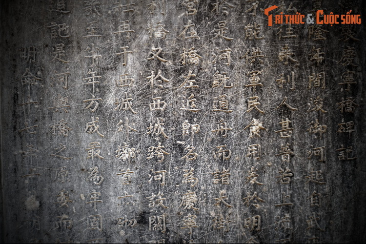 Trong bài văn bia "Ngự chế dẫn thượng", vua Minh Mạng đã nói rằng nếu “dòng nước chẳng nối tiếp với đầu nguồn thì ứ đọng đục bẩn, không thể cung ứng cho việc ăn uống và sử dụng của quân đội và dân chúng”.