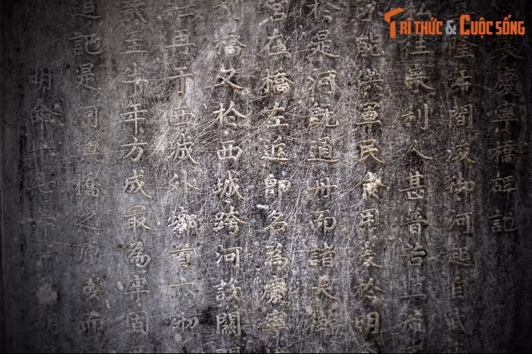 Trong bài văn bia "Ngự chế dẫn thượng", vua Minh Mạng đã nói rằng nếu “dòng nước chẳng nối tiếp với đầu nguồn thì ứ đọng đục bẩn, không thể cung ứng cho việc ăn uống và sử dụng của quân đội và dân chúng”.