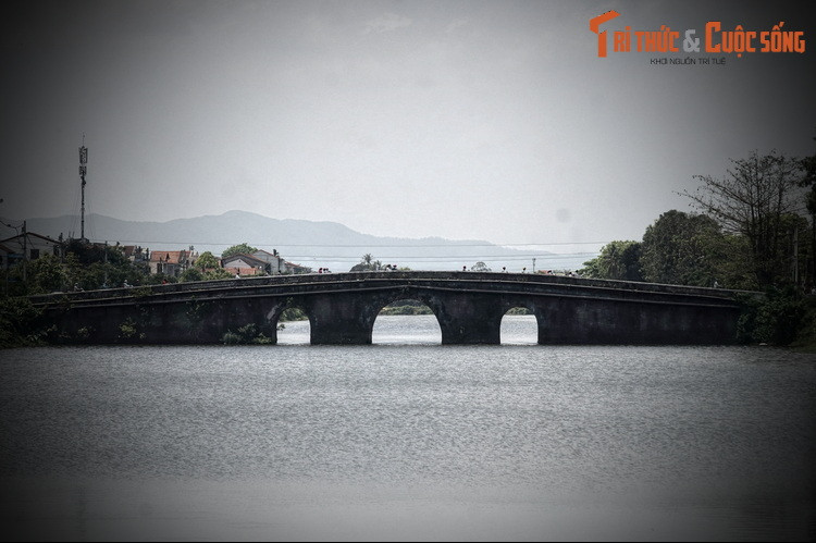 Chảy từ mặt Tây sang mặt Đông của Kinh thành Huế, sông Ngự Hà hay sông Vua được đào vào thời vua Gia Long và Minh Mạng, là dòng sông có vai trò đặc biệt quan trọng với nhà Nguyễn.