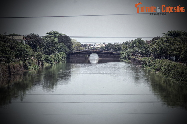Lũ lụt thường xuyên xảy ra vào mùa thu và mùa đông hàng năm tại Huế. Nếu không có sông Ngự Hà để tháo nước ra ngoài thì địa bàn thành nội sẽ bị ngập nặng, ngai vàng của vua trong Hoàng thành cũng có thể bị dòng nước đe dọa.