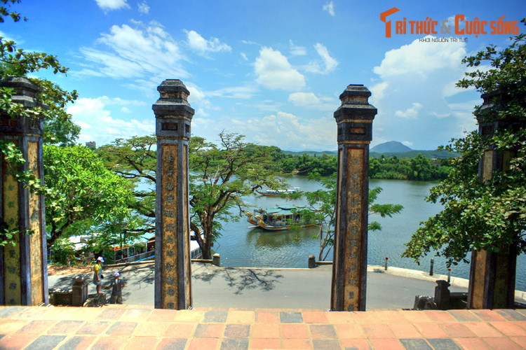 Trong con mắt của các chúa Nguyễn, đồi Hà Khê và chùa Thiên Mụ là nơi kết tụ linh khí của trời đất và núi sông, nơi “long bàn hổ cứ”: Rồng uốn khúc nhìn lại chốn kinh thành và nơi cọp ngồi trên cao cất tiếng rống vang động cả dòng sông bên dưới.