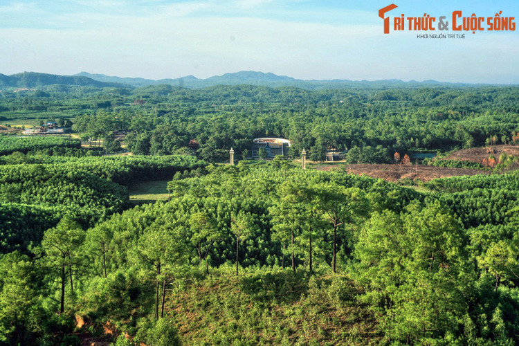 Từ núi Đại Thiên Thọ có thể bao quát toàn bộ cảnh quan kỳ vĩ với đồi núi trập trùng, rừng cây xanh tốt của khu lăng mộ có quy mô lớn nhất Cố đô Huế.