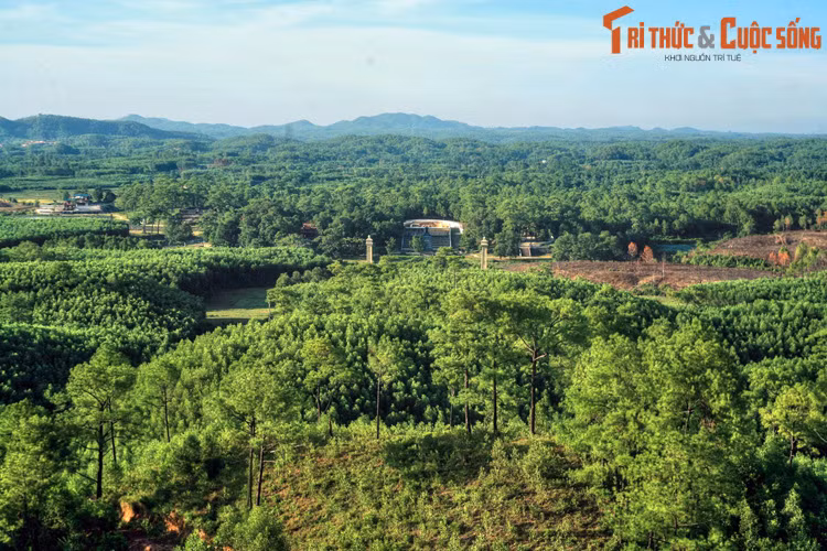 Từ núi Đại Thiên Thọ có thể bao quát toàn bộ cảnh quan kỳ vĩ với đồi núi trập trùng, rừng cây xanh tốt của khu lăng mộ có quy mô lớn nhất Cố đô Huế.