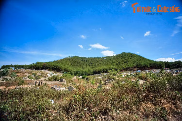 Cao 103 mét, núi Ngự Bình có đỉnh bằng phẳng nên còn được gọi là Bằng Sơn. Bởi núi có hình dạng như một tấm bình phong, các đời chúa Nguyễn và vua Gia Long khi xây dựng kinh thành Phú Xuân đều đặt núi Ngự làm án (chắn ngang) trước thủ phủ theo thuật phong thủy.