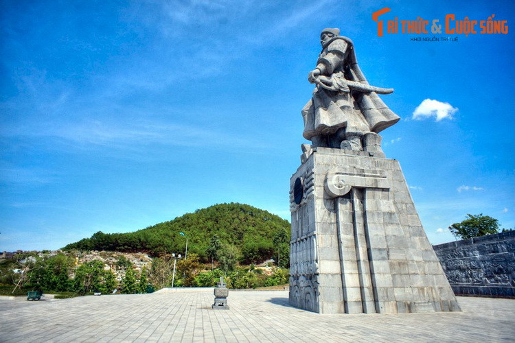 1. Nằm ở bờ Nam sông Hương, cách trung tâm thành phố Huế 4 km về phía Nam, núi Ngự Bình - dân gian thường gọi ngắn gọn là núi Ngự - là ngọn núi biểu tượng, gắn với lịch sử hình thành và phát triển Cố đô Huế thời nhà Nguyễn.