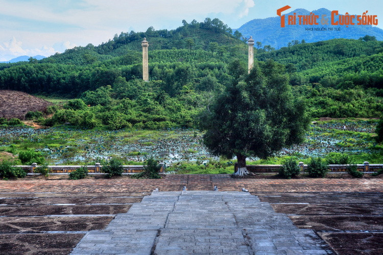 2. Lăng vua Gia Long ở Cố đô Huế nằm trong một vùng đất rộng lớn với 42 ngọn núi, đồi lớn nhỏ. Trong đó, núi Đại Thiên Thọ là ngọn núi trung tâm, nằm đối diện với nơi vua an nghỉ. Tên núi cũng là tên toàn bộ khu lăng: Thiên Thọ Lăng.