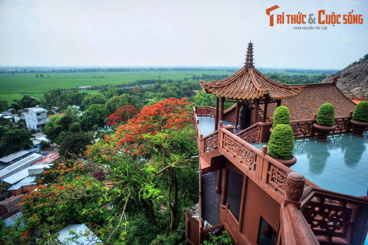 Cảnh sắc hữu tình nhìn từ chùa Phước Điền, ngôi chùa nổi tiếng nằm trên núi Sam ở thành phố Châu Đốc, An Giang. Chùa hình thành từ khoảng năm 1840-1850, là một thắng tích nổi tiếng của vùng đất Châu Đốc.