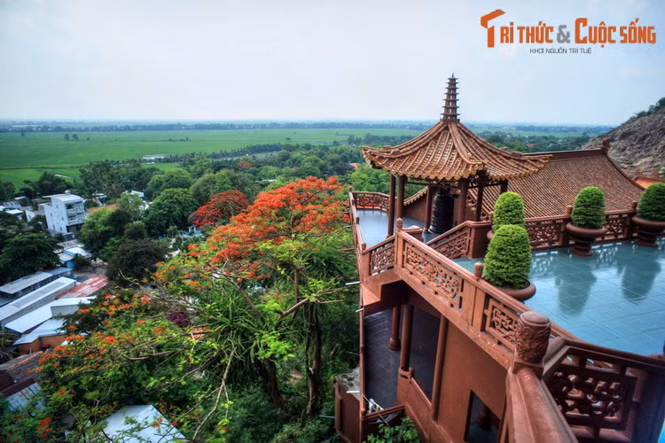 Cảnh sắc hữu tình nhìn từ chùa Phước Điền, ngôi chùa nổi tiếng nằm trên núi Sam ở thành phố Châu Đốc, An Giang. Chùa hình thành từ khoảng năm 1840-1850, là một thắng tích nổi tiếng của vùng đất Châu Đốc.