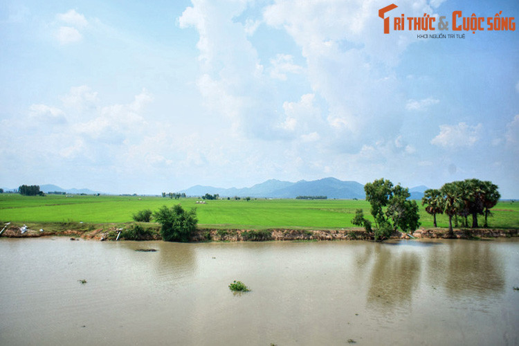 Kênh Vĩnh Tế ở khu vực giáp ranh với Campuchia, địa phận tỉnh An Giang. Được đào từ năm 1819-1824 dưới thời vua Gia Long, kênh Vĩnh Tế dài 87 km, là con kênh đào lớn nhất trong lịch sử thời phong kiến Việt Nam.