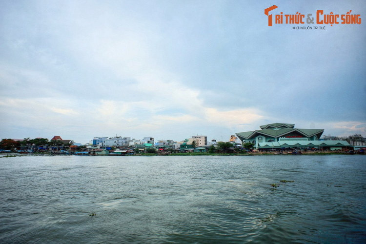 Thành phố Long Xuyên nhìn từ sông Hậu, với chợ Long Xuyên phía bên phải. Long Xuyên là thủ phủ tỉnh An Giang, đồng thời là thành phố lớn thứ hai của đồng bằng Sông Cửu Long, sau thành phố Cần Thơ.