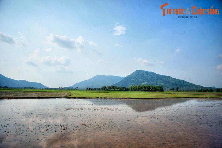 Cảnh quan vùng Bảy Núi, nơi gồm bảy ngọn núi nổi lên giữa vùng đồng bằng rộng lớn ở hai huyện Tri Tôn, Tịnh Biên, tỉnh An Giang. Nơi đây nổi tiếng là vùng đất thiêng, gắn với nhiều huyền thoại của vùng đất Nam Bộ.