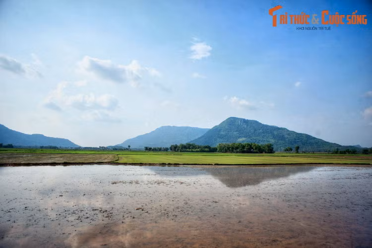 Cảnh quan vùng Bảy Núi, nơi gồm bảy ngọn núi nổi lên giữa vùng đồng bằng rộng lớn ở hai huyện Tri Tôn, Tịnh Biên, tỉnh An Giang. Nơi đây nổi tiếng là vùng đất thiêng, gắn với nhiều huyền thoại của vùng đất Nam Bộ.