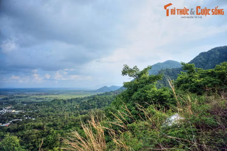Bức tranh phong cảnh nhìn từ sườn núi Cấm, ngọn núi nổi tiếng nhất trong Bảy Núi của An Giang. Đây cũng là ngọn núi cao nhất đồng bằng Sông Cửu Long, với chiều cao 705 mét.