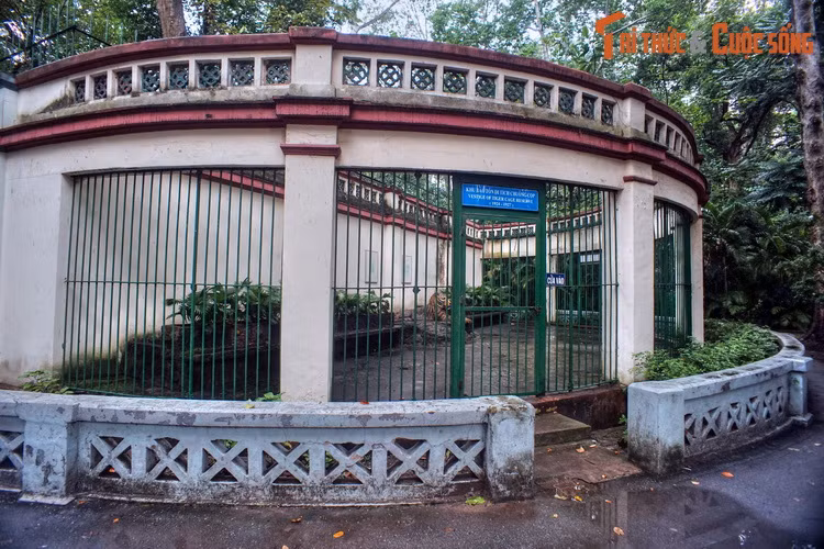 Khu chuồng hổ này được xây vào dịp Thảo Cầm Viên Sài Gòn chỉnh trang diện mạo những năm 1924-1927. Trong thời gian này, chính quyền thành phố đã trải nhựa đường, xây dựng các chuồng thú có quy mô lớn và kiên cố như chuồng lồng tròn để nuôi khỉ, chuồng hổ...