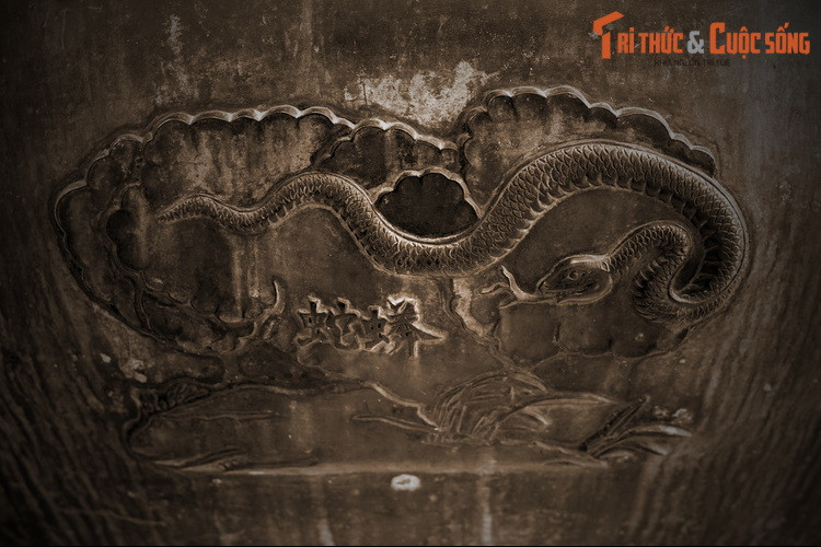 Hình tượng “Mãng xà” trên Huyền đỉnh thể hiện loài rắn lớn nhất, vua của các loài rắn theo quan niệm dân gian. Trên góc nhìn khoa học thì đây chính là loài rắn hổ mang chúa. Trong Sách Đỏ Việt Nam, hổ mang chúa đã rơi vào tình trạng Rất nguy cấp.