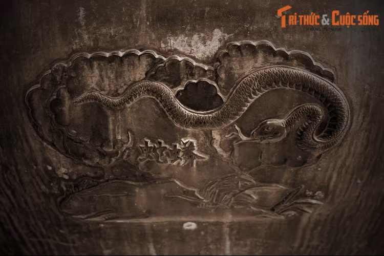 Hình tượng “Mãng xà” trên Huyền đỉnh thể hiện loài rắn lớn nhất, vua của các loài rắn theo quan niệm dân gian. Trên góc nhìn khoa học thì đây chính là loài rắn hổ mang chúa. Trong Sách Đỏ Việt Nam, hổ mang chúa đã rơi vào tình trạng Rất nguy cấp.