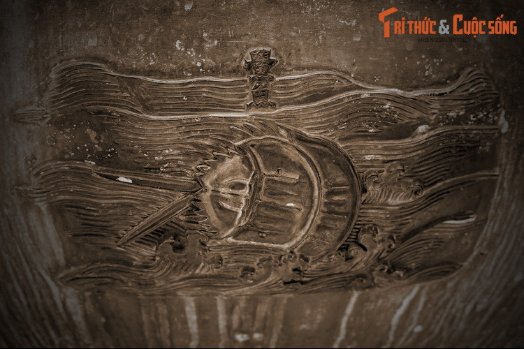 Tuyên đỉnh, chiếc đỉnh số 7 trong Cửu đỉnh có hình tượng “Hậu ngư”, tức là con sam, loài giáp xác sống ở ven biển. trong Sách Đỏ Việt Nam, loài sam đuôi tam giác được xếp vào hạng Sẽ nguy cấp. Trong tự nhiên, chúng bị đánh bắt như một loại hải sản giá trị.