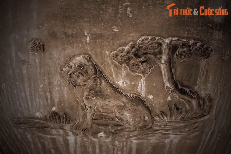 Nếu Cao đỉnh có hổ thì Nhân đỉnh có báo. Trong Sách Đỏ Việt Nam, loài báo hoa mai được xếp vào diện Rất nguy cấp. Do bị săn bắt quá mức và mất rừng nên số lượng của chúng còn rất ít, có nguy cơ tuyệt chủng nếu không có biện pháp bảo vệ tích cực.