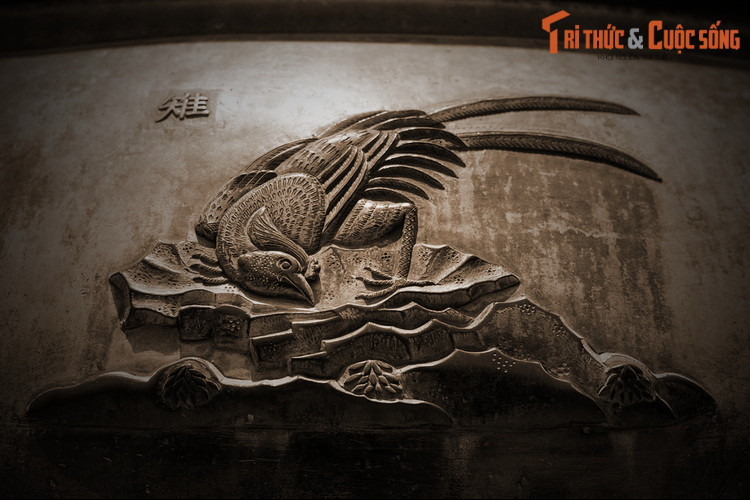 Trên Cao đỉnh, chiếc đỉnh đầu tiên của Cửu Đỉnh nhà Nguyễn có hình tượng “Trĩ”, nghĩa là chim trĩ, các loài chim họ hàng với gà. Trong Sách Đỏ Việt Nam, nhiều loài chim trĩ được xếp vào hạng Nguy cấp, như trĩ đỏ, gà lôi lam đuôi trắng, gà lôi lam mào trắng...