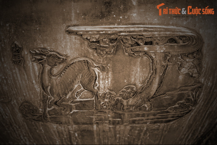 Con vật cuối cùng trên Huyền đỉnh là “Sơn mã”, nghĩa là con mang, loài vật giống hươu nhưng nhỏ hơn. trong Sách Đỏ Việt Nam, loài mang lớn thuộc diện Rất nguy cấp, mang Trường Sơn là loài Thiếu dẫn liệu. Trong hai loài này, mang lớn có nguy cơ tuyệt chủng rất cao.