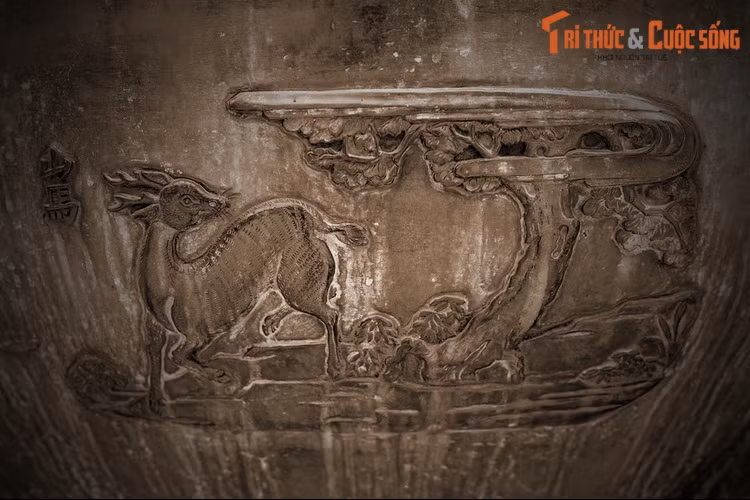 Con vật cuối cùng trên Huyền đỉnh là “Sơn mã”, nghĩa là con mang, loài vật giống hươu nhưng nhỏ hơn. trong Sách Đỏ Việt Nam, loài mang lớn thuộc diện Rất nguy cấp, mang Trường Sơn là loài Thiếu dẫn liệu. Trong hai loài này, mang lớn có nguy cơ tuyệt chủng rất cao.